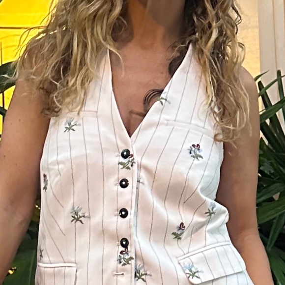 Anthropologie embroidered vest and Shorts set - Picture 3 of 5